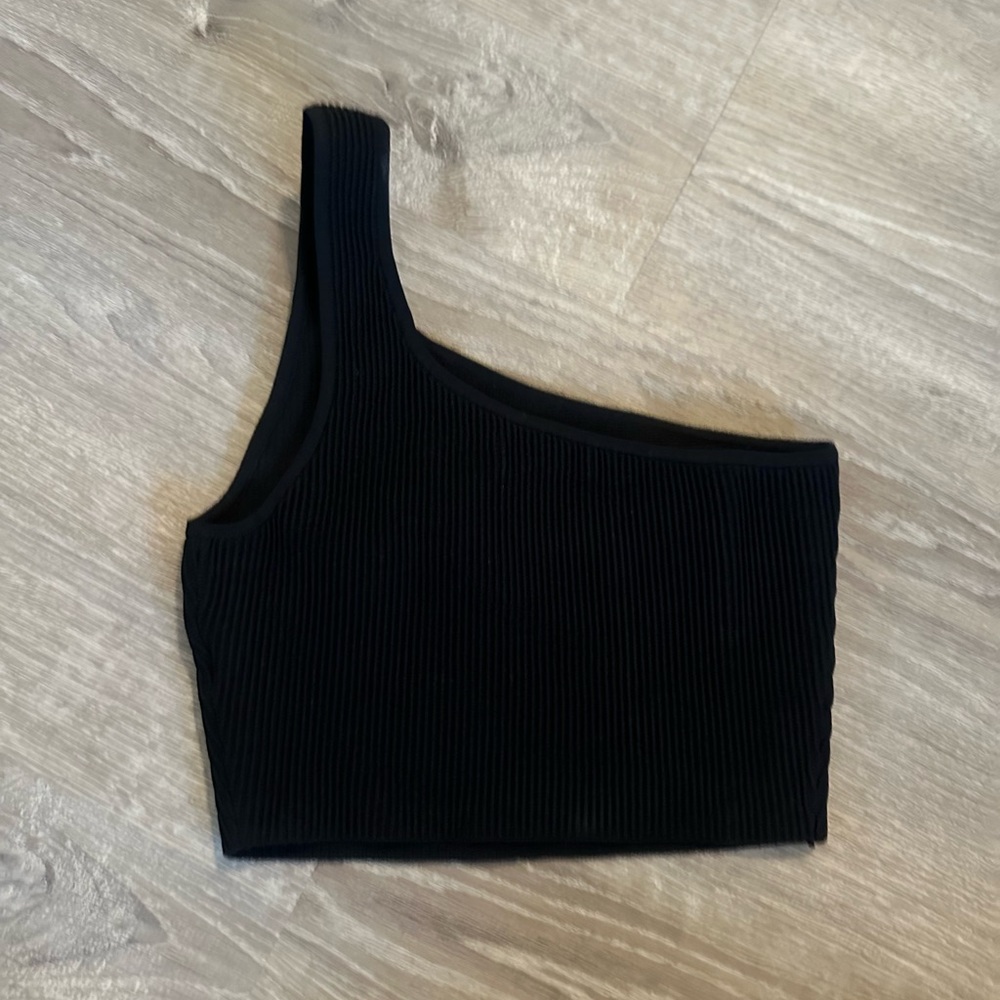 Aritzia Black One-Shoulder Ribbed Crop Top